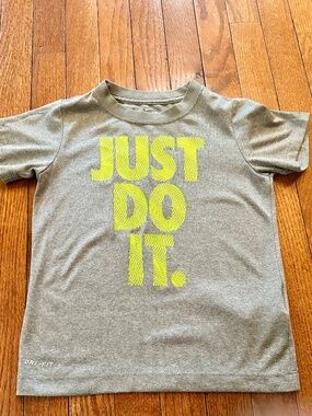 Nike Boys Dri-FIT “Just Do It” Graphic T-Shirt Gray Neon Logo Size 7